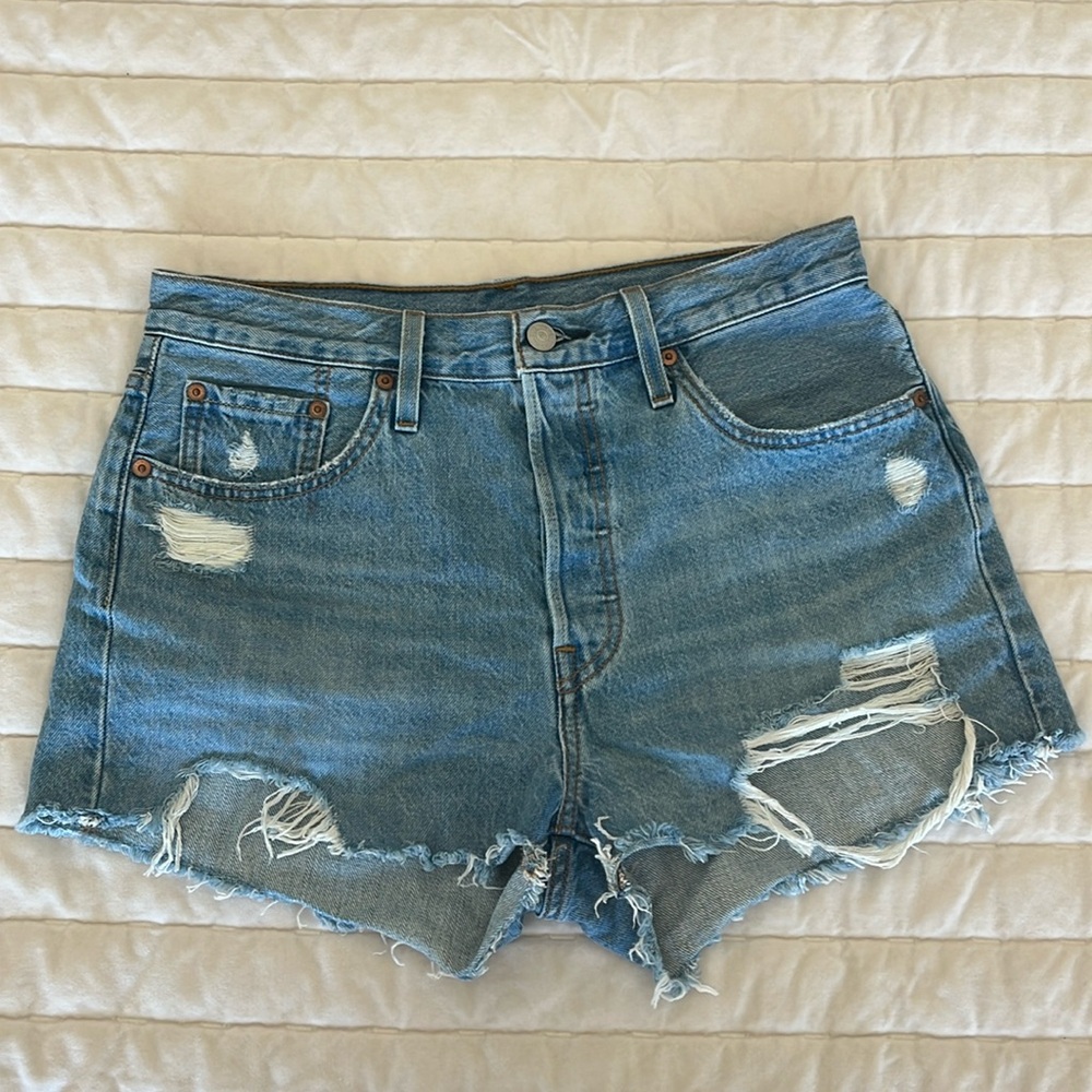 Light Wash Levi’s Denim Shorts